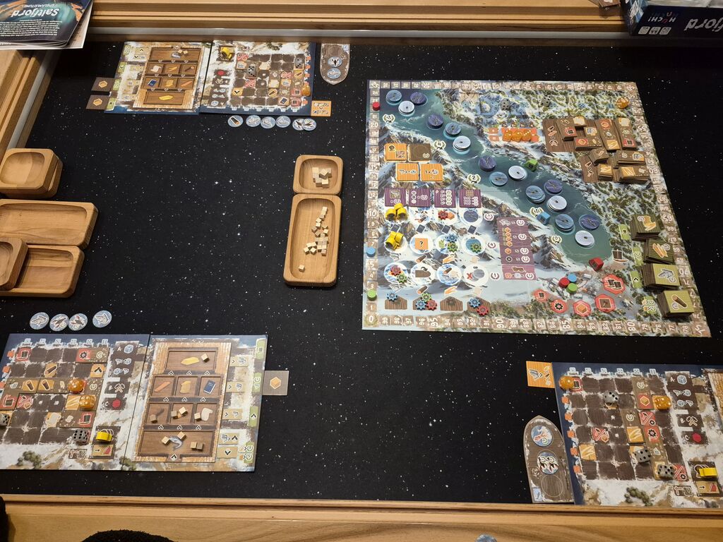 Viel Spielmaterial von "Saltfjord" im Spielverlauf.