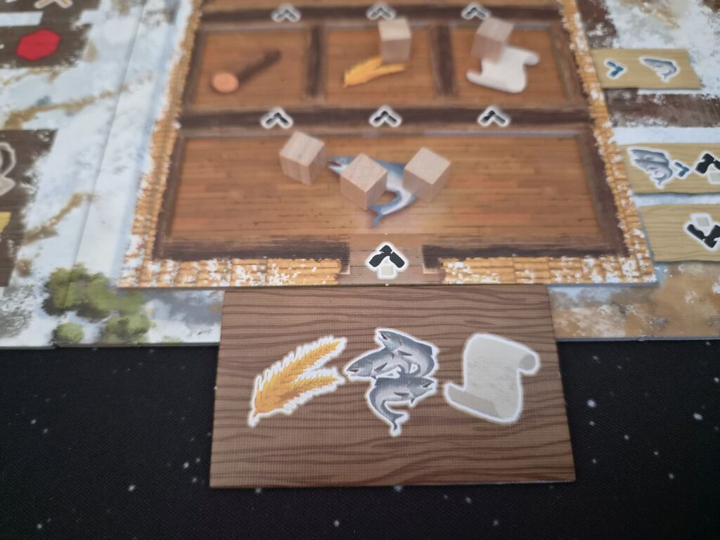 Plättchen und Ressourcenwürfel an Lagertableau.
