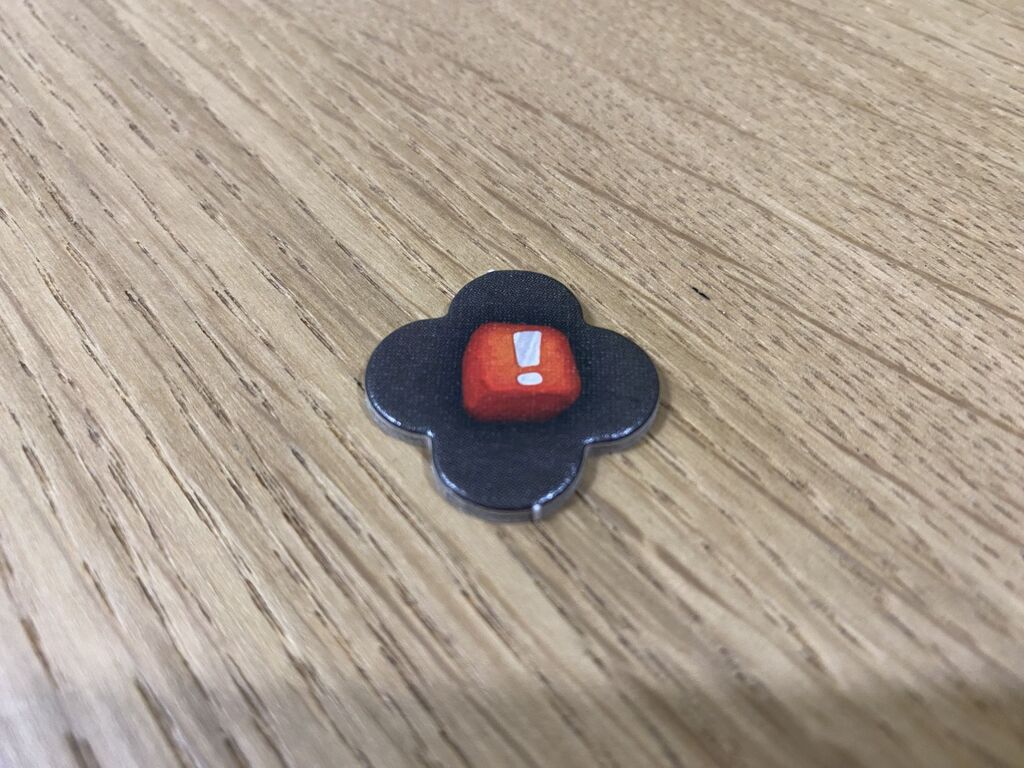 Plättchen mit Würfelsymbol.