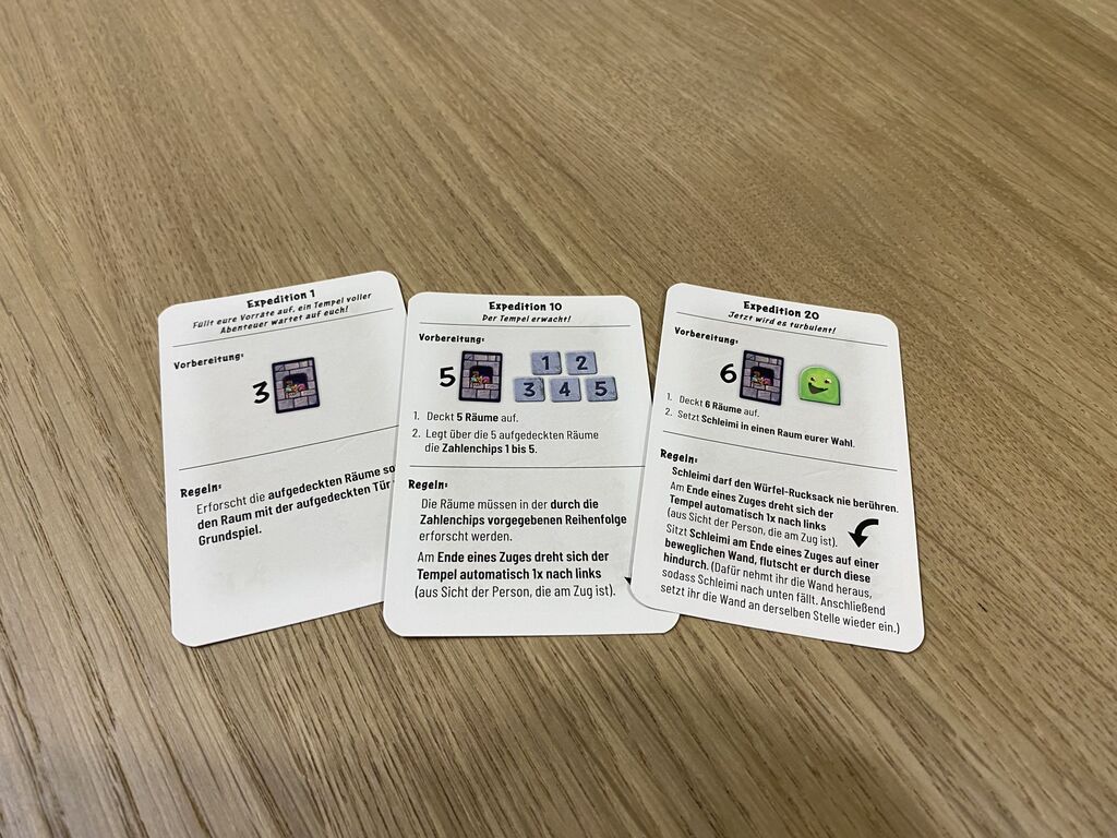 Karten mit Text und Symbolen.
