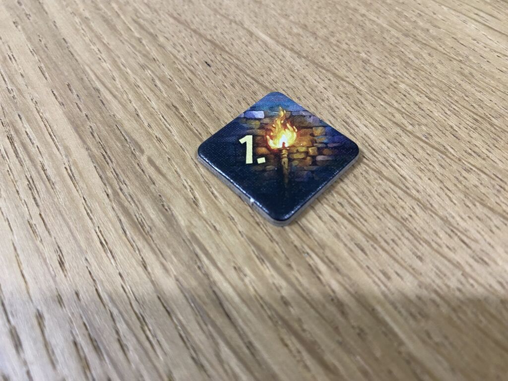 Plättchen mit Fackel für Startspieler aus "Temple Twist".