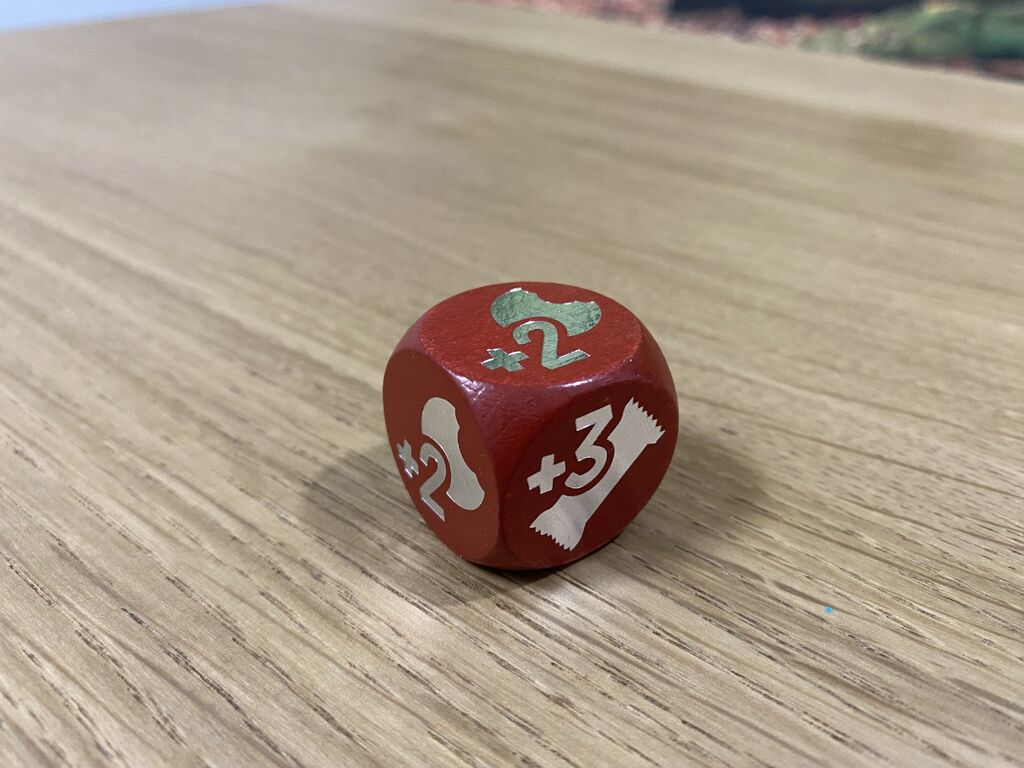 Würfel mit Zahlen und Symbolen.